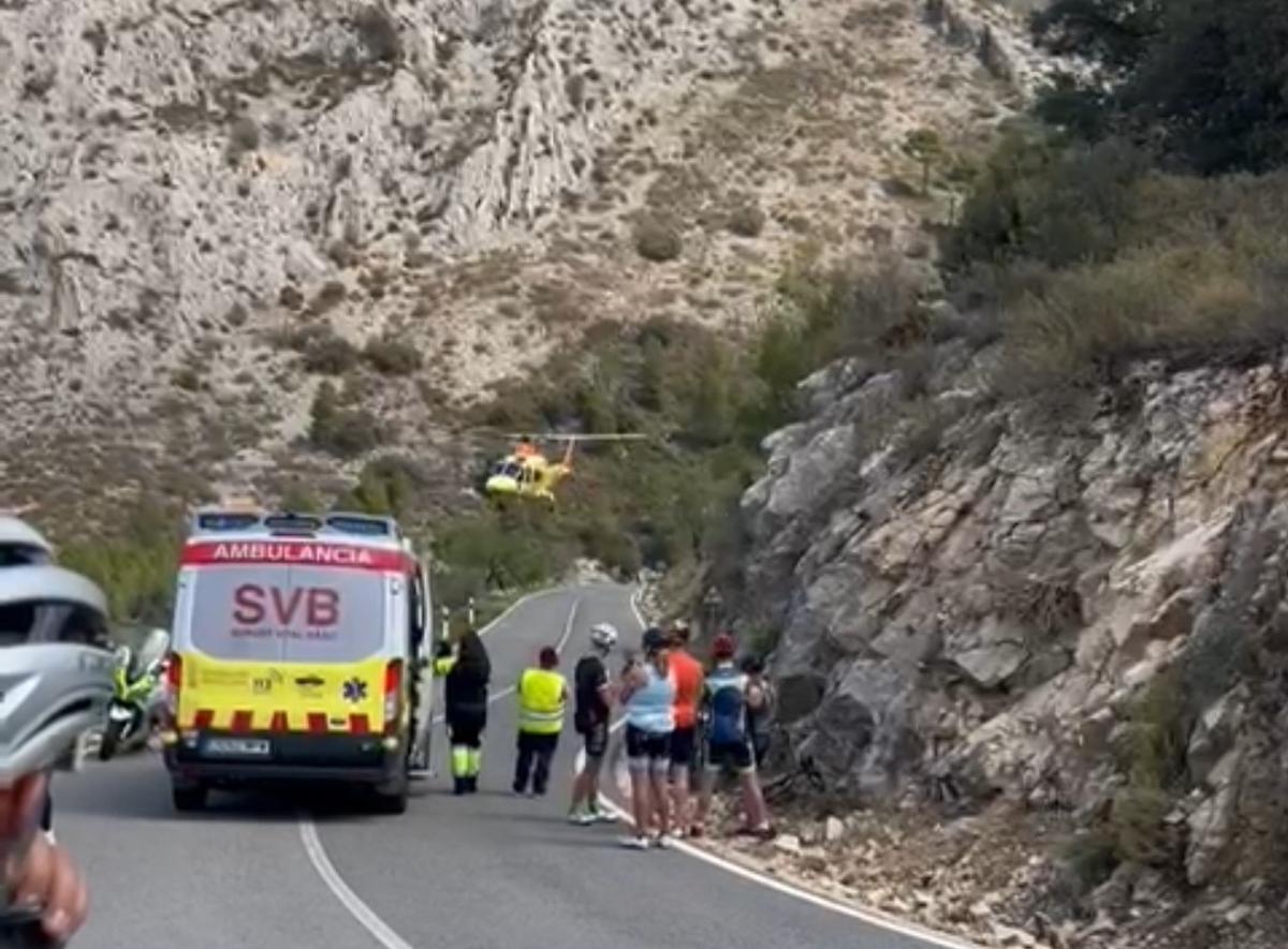 Momento en el que despega el helicóptero para evacuar al herido al hospital general de Alicante