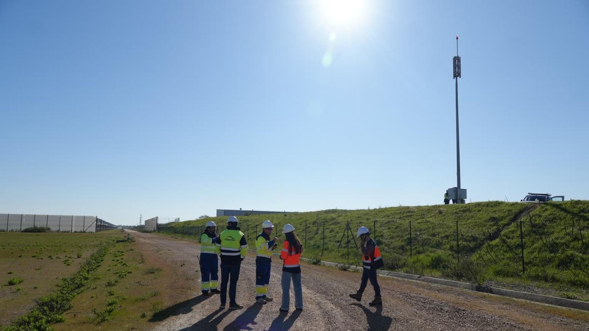 Técnicos de Protección Civil de la Junta de Extremadura y de la planta termosolar Astexol 2 en Badajoz realizan comprobaciones del sistema de emergencias.