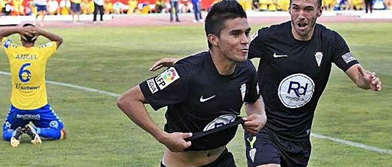 Uli Dávila celebra su gol ante la UD en el último segundo junto a Xisco, para desesperación de Ángel López (izquierda).