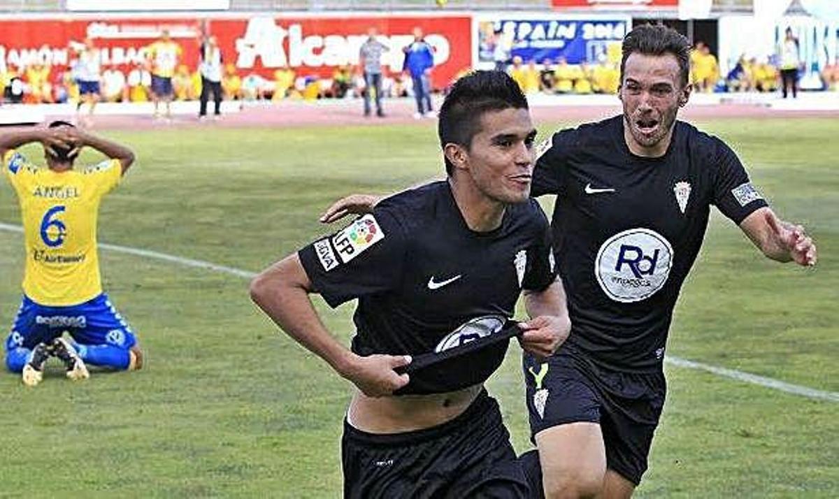 Uli Dávila celebra su gol ante la UD en el último segundo junto a Xisco, para desesperación de Ángel López (izquierda).