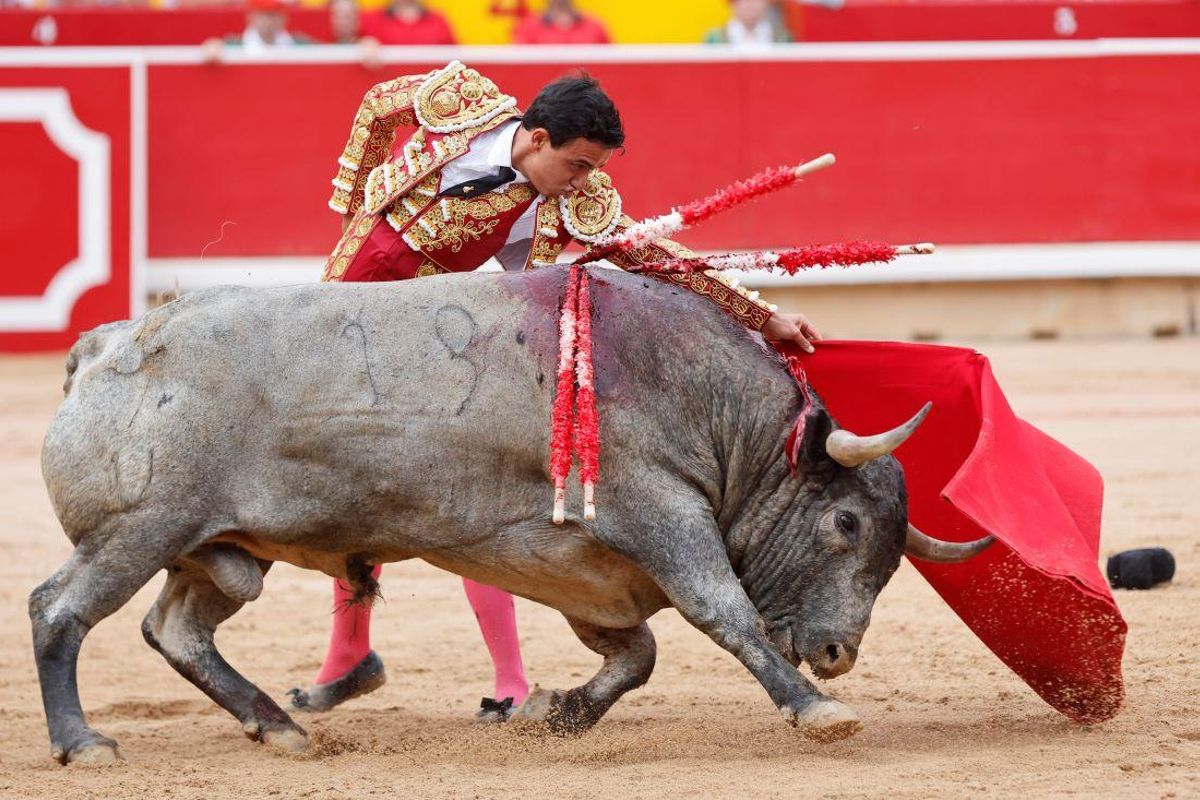 El torero Juan Castilla en su primer toro de la tarde