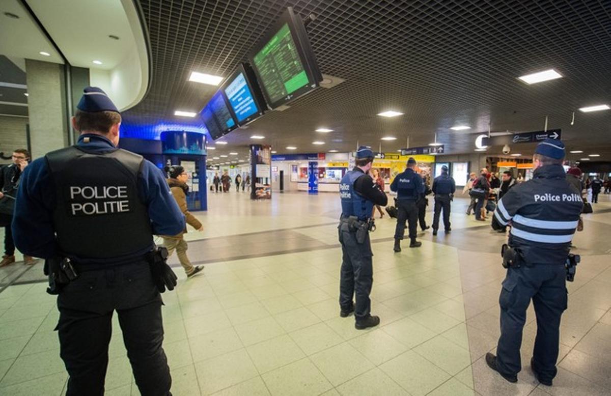 Diversos policies patrullen per l’estació de tren Midi a Brussel·les, que està poc transitada.