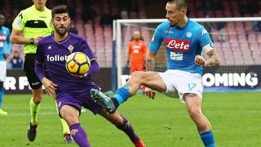 Hamsik golpea el balón en presencia de Benassi. // Efe