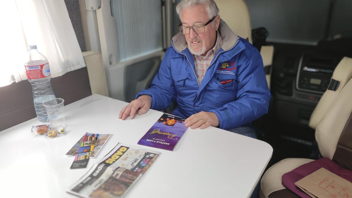 Alejandro, un autocaravanista de Tudela de Duero, examina un plano de la ciudad.