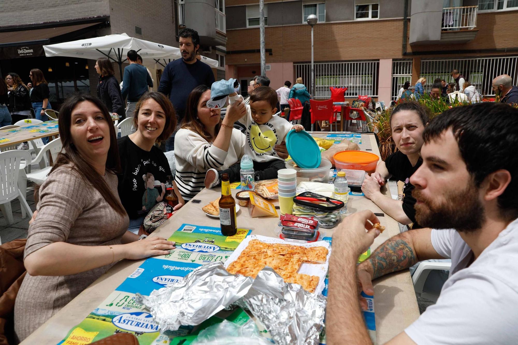 EN IMÁGENES: La comida popular de las fiestas del Puchero de Villalegre, en Avilés