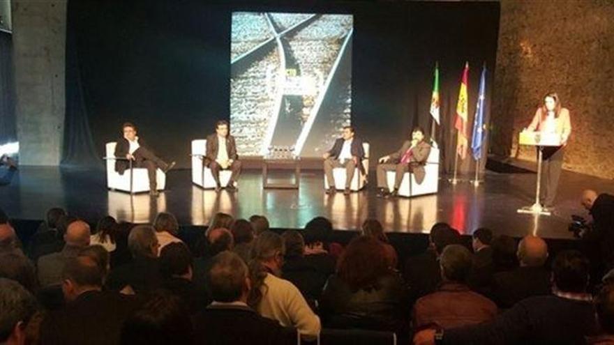 La Junta, sindicatos y patronal firman un pacto para reclamar el desarrollo del tren en Extremadura