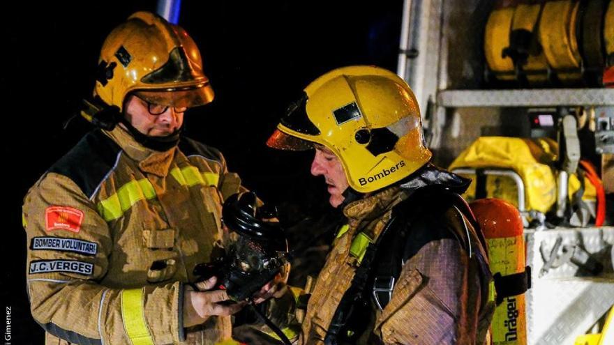 Un incendi crema quatre cases a Puigcerdà i obliga a desallotjar els veïns