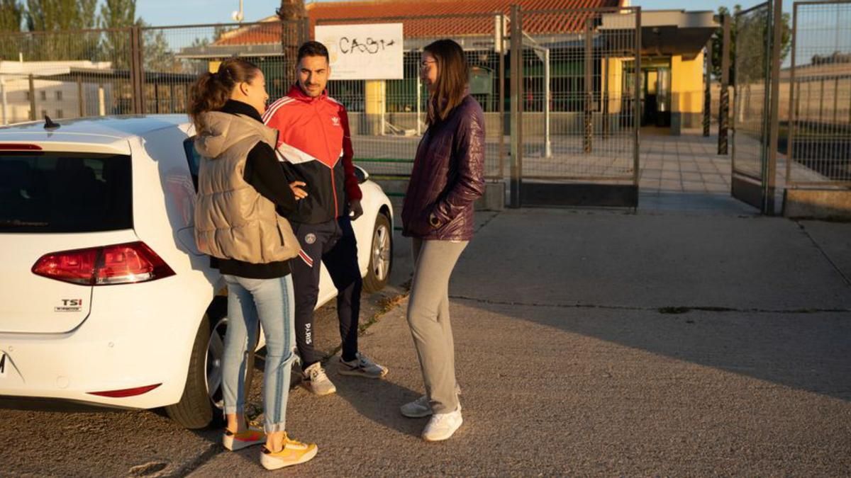 Padres esperan a las puertas del colegio de Roales.