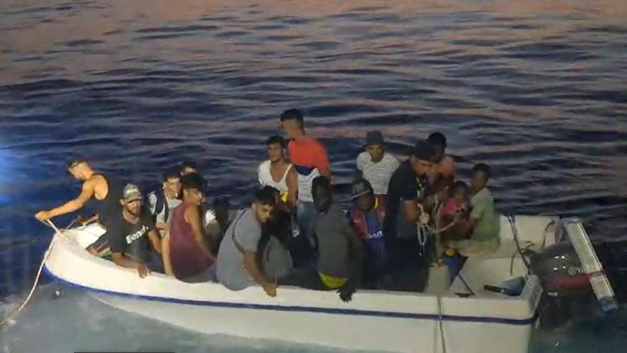 Rescatan a 54 migrantes, entre ellos una bebé, en pateras en Alicante, Benidorm, l&#039;Alfàs y Benitatxell