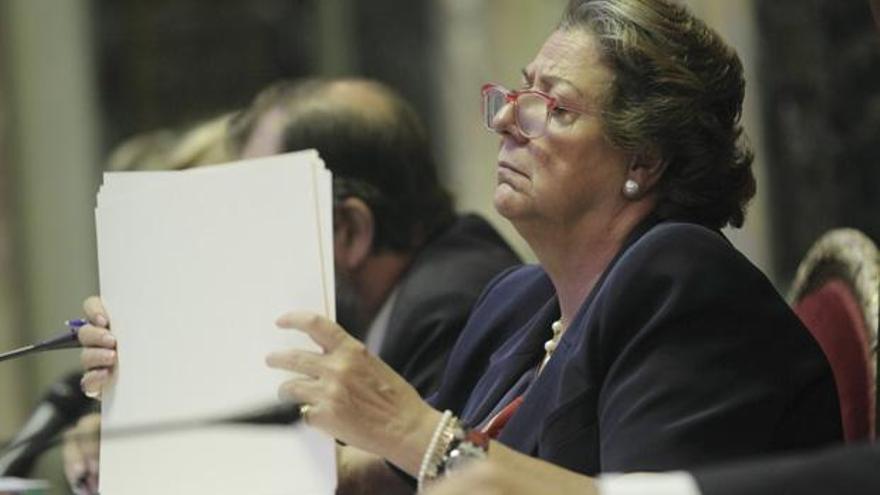 Rita Barberá leyendo durante un pleno del Ayuntamiento en una imagen de archivo.