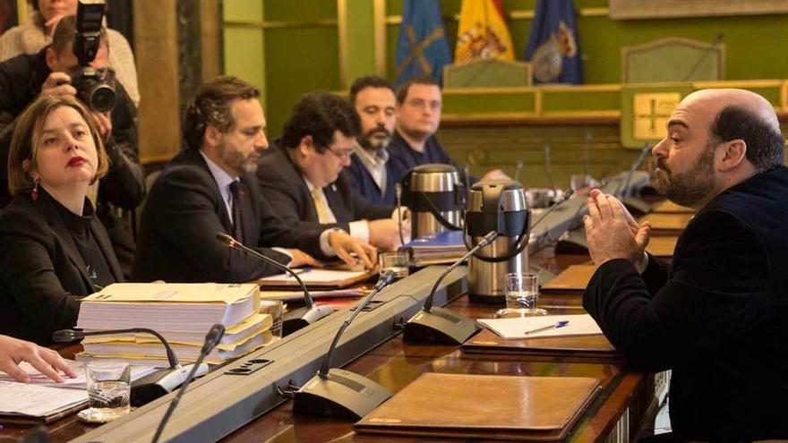 Taboada, a la izquierda, y Caunedo, frente a ella, en la comisión del &quot;caso Aquagest&quot;.