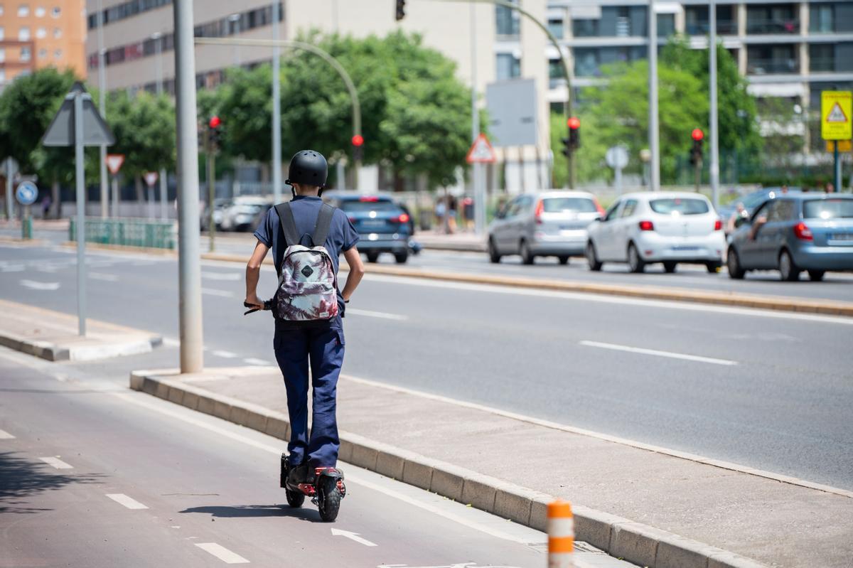 El uso del casco es una de las principales recomendaciones de las normas de la DGT.