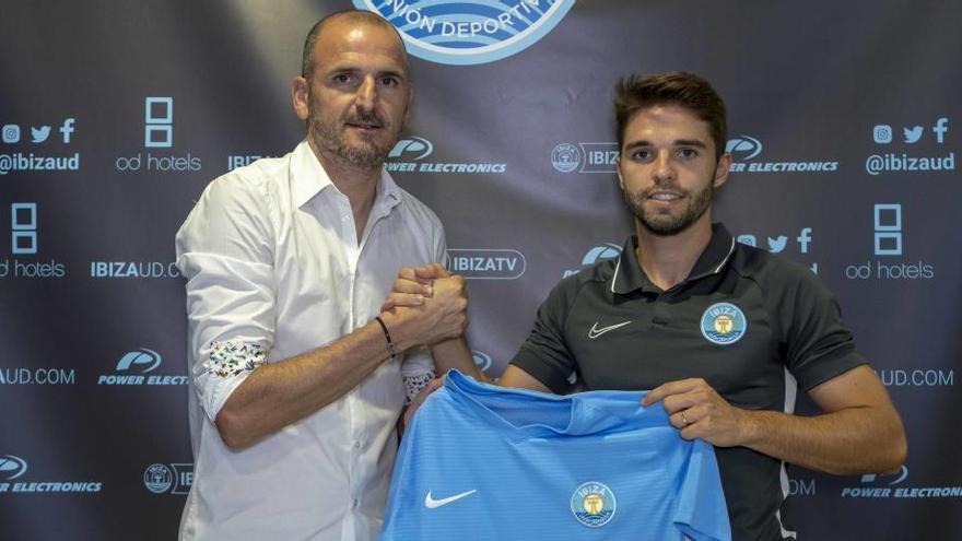 Fran Carbia, con Fernando Soriano, director deportivo del club ibicenco, el día de su presentación.