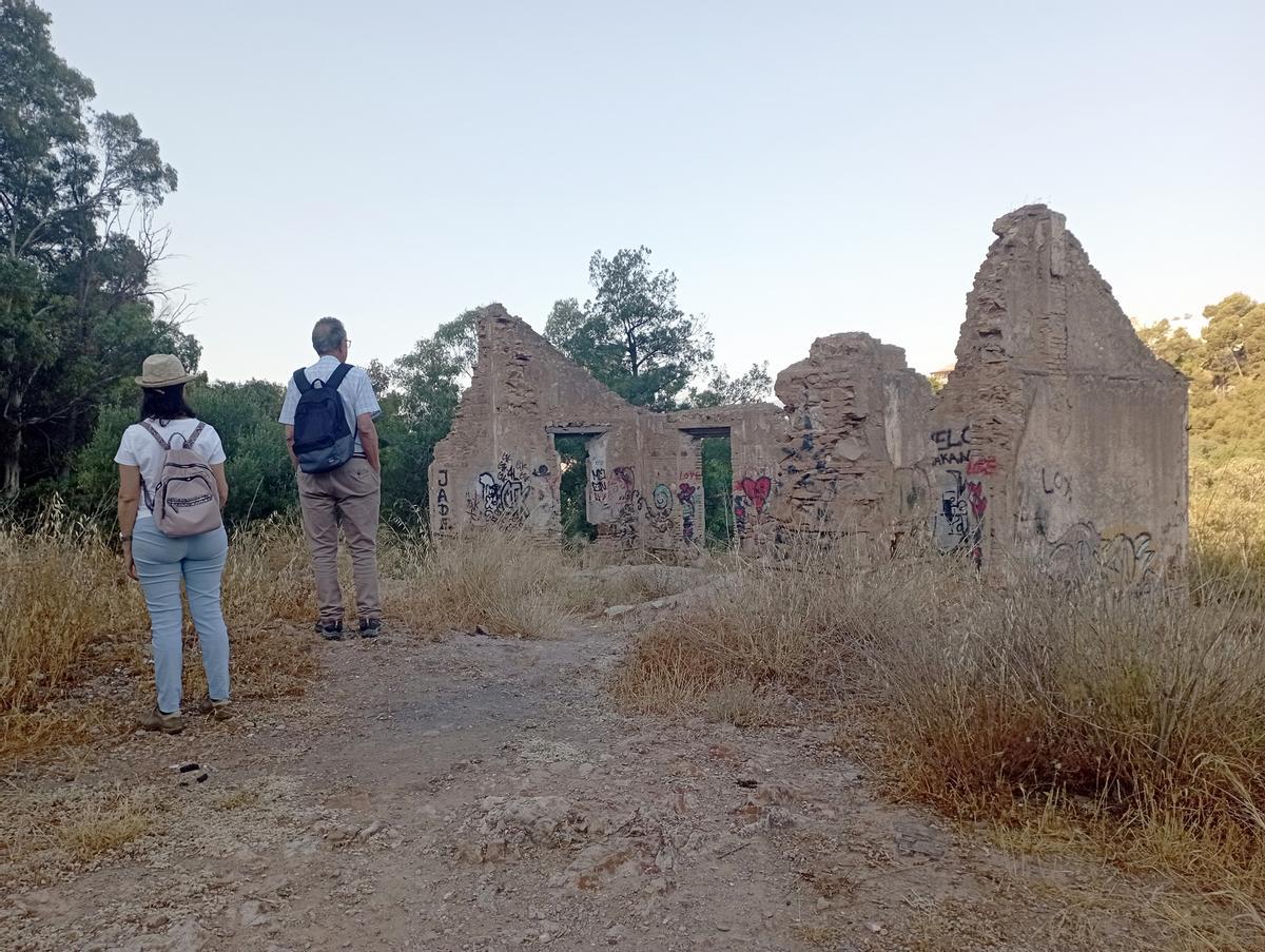 Restos vandalizados de una construcción en mitad del parque forestal.