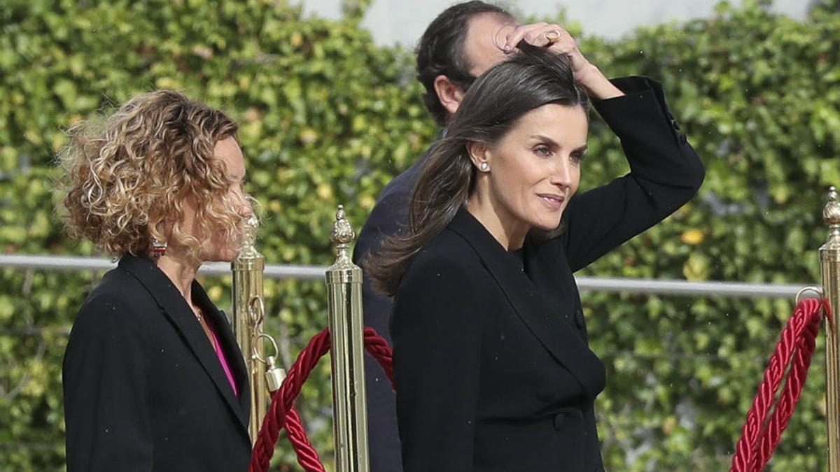 La Reina Letizia con look 'total black' a su llegada a Japón