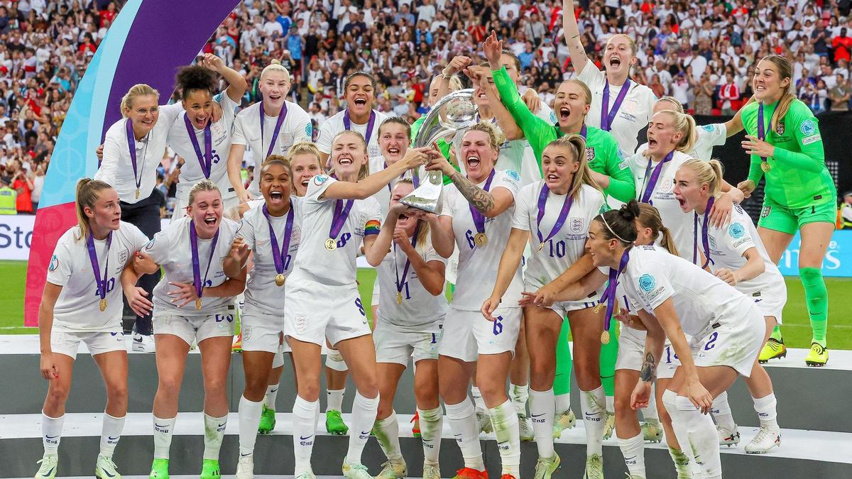 La selección inglesa levantando por primera vez el trofeo internacional.