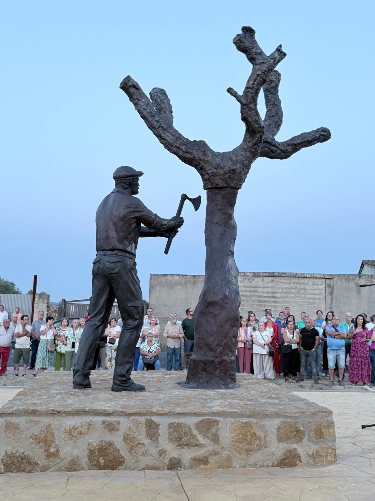 Alcuéscar inaugura el Rincón del Corchero para honrar su legado artesanal y sus generaciones