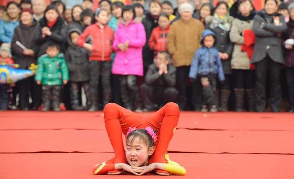 Una jove acròbata participa en una actuació a Taiyuan, província de Shanxi, Xina. El Festival dels Fanals marca l’últim dia de les celebracions xineses de l’Any Nou Lunar.