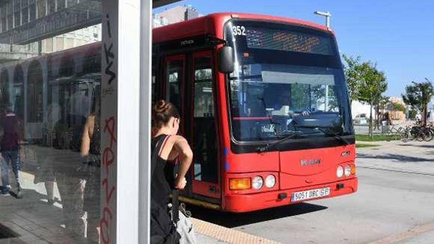 Bus de la línea 1A, en una parada en A Coruña.