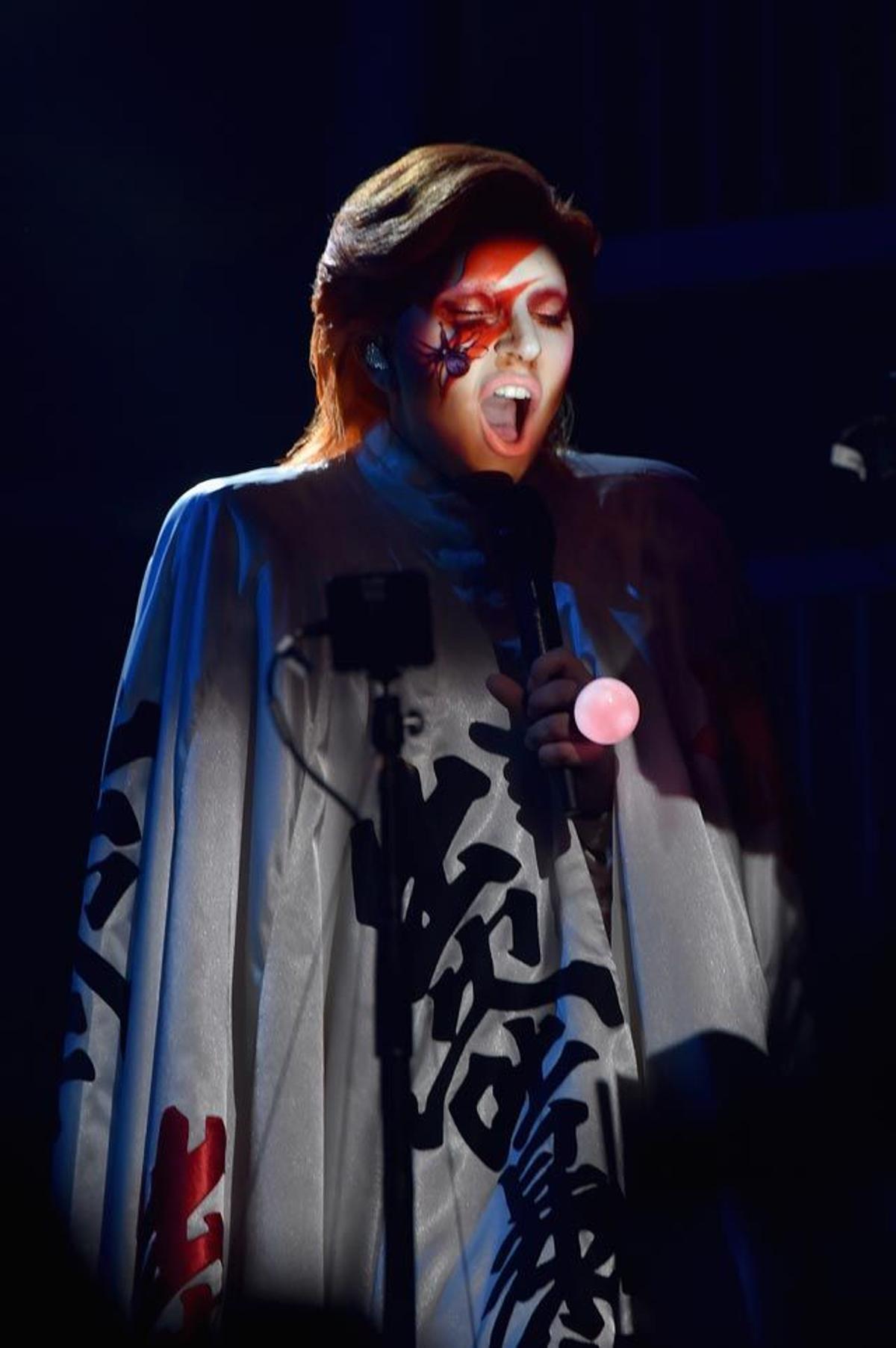 Lady Gaga, en su homenaje a David Bowie en los Grammy 2016.