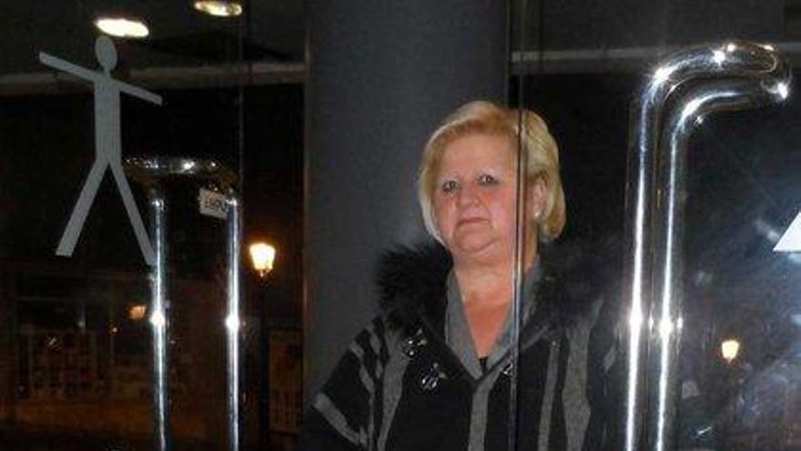 Conchita Fernández, en la entrada del centro polivalente La Baragaña.
