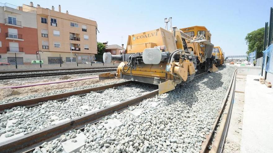 Una máquina opera en las vías de la estación de El Carmen, en una imagen de archivo.