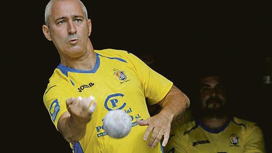Chus Rodríguez, lanzando para la mano durante una partida.