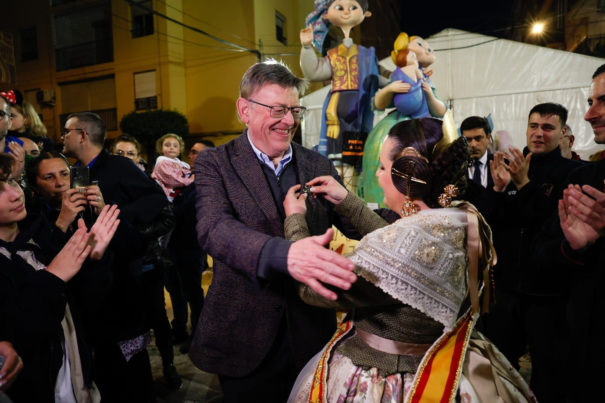 Puig visita la falle del Quint de Mislata en su 50 aniversario y tras el plantón del artista fallero