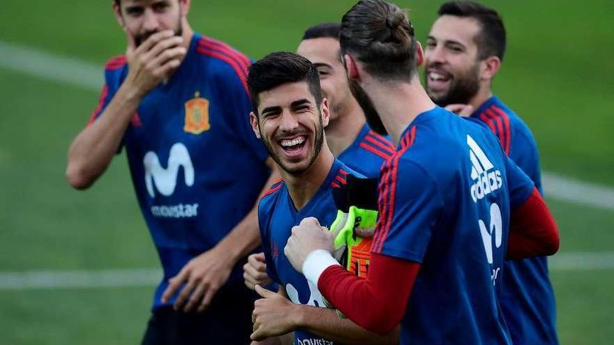 Los jugadores españoles bromean durante un entrenamiento en Krasnodar. // Pierre-Philippe Marcou