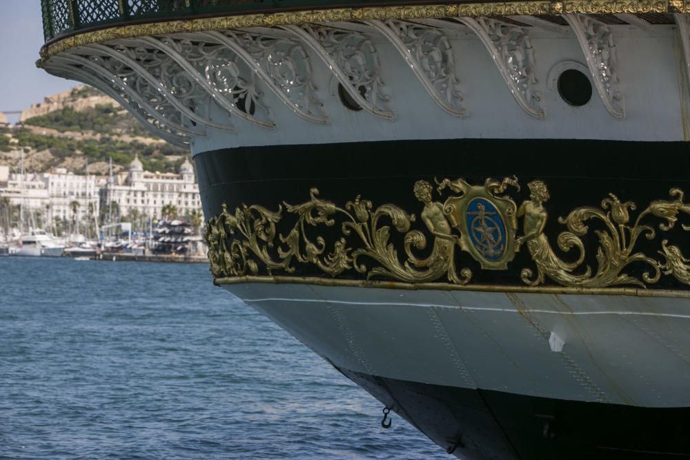 El Amerigo Vespucci atraca en Alicante