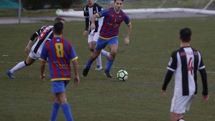 Un jugador del Pontellas conduce el balón. // Alba Villar