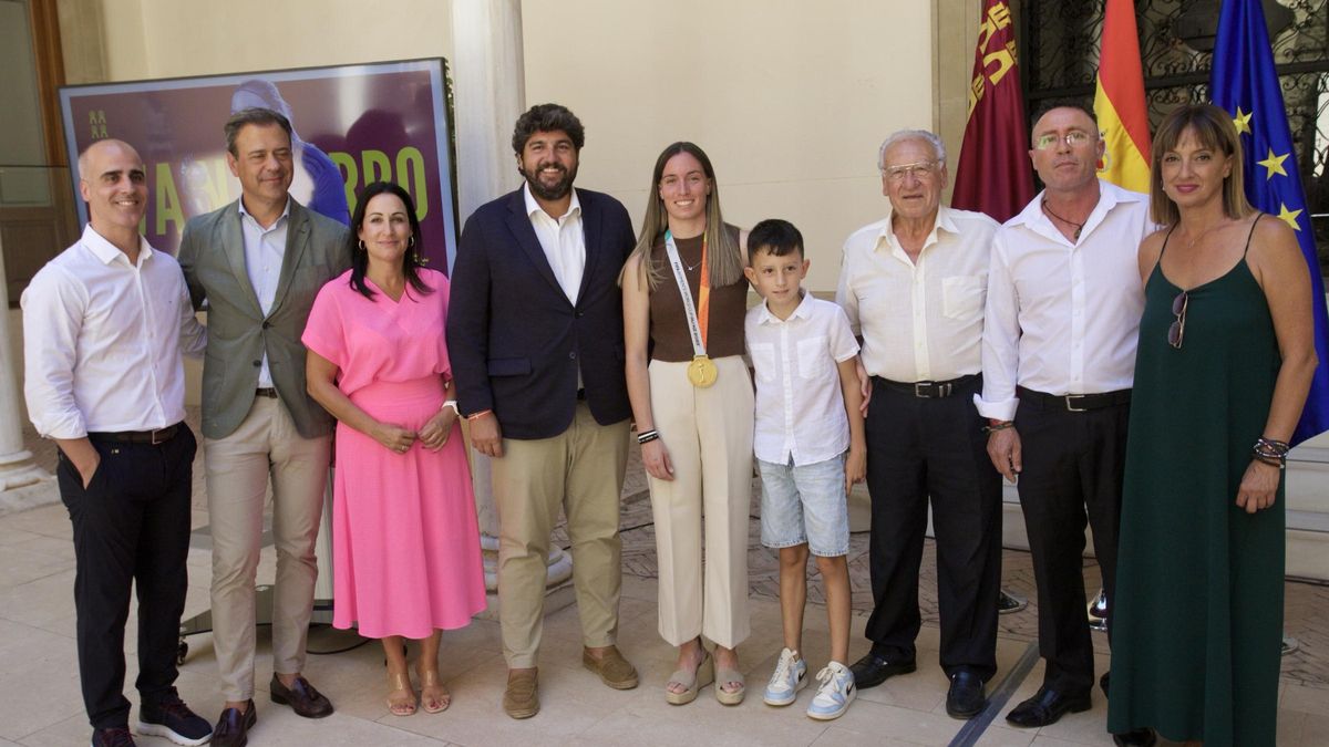 Eva Navarro, en el centro, junto a autoridades políticas y su familia.