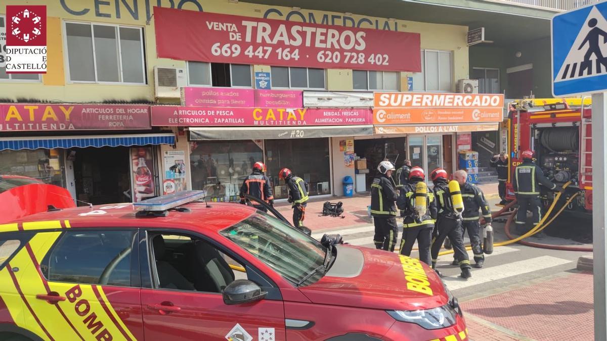 Los bomberos trabajan en la extinción del bazar