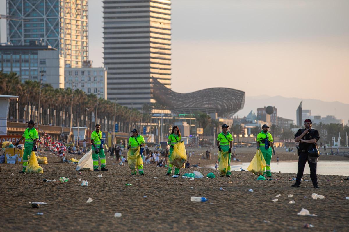 Limpieza de la playa de Barcelona tras la verbena de Sant Joan