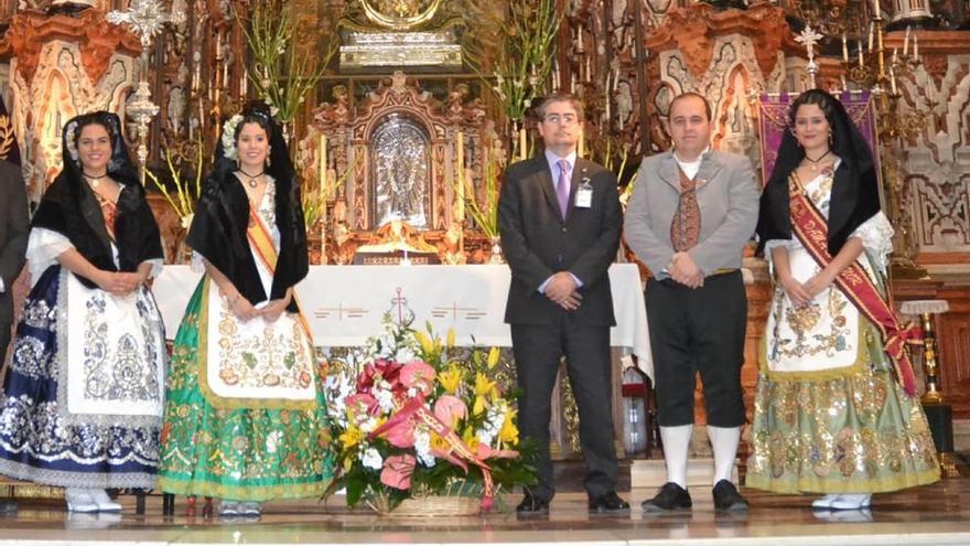 Jesús Pacheco, Juan Pablo Hernández, la reina de 2015, María López, y dos de sus damas.