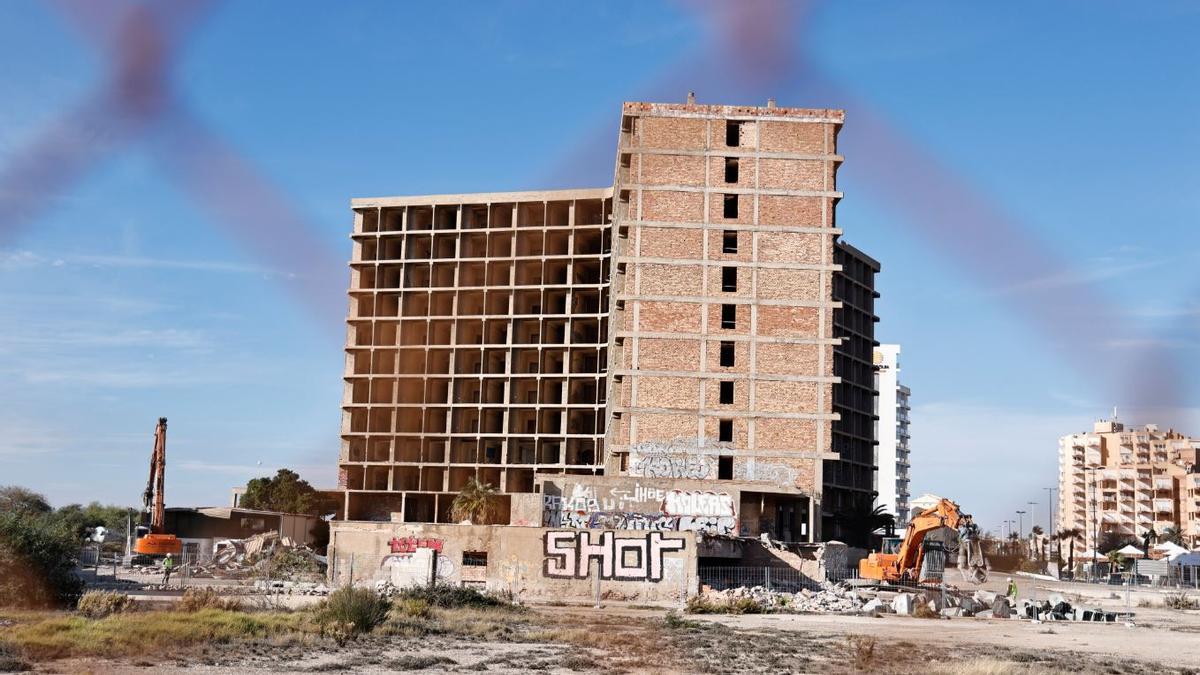 Máquina excavadora junto al esqueleto del edificio Lagoymar en ruinas, este jueves.