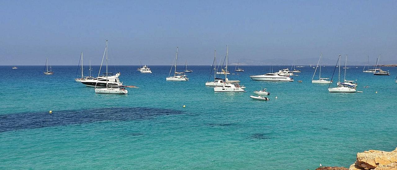 Barcos fondeados en agosto de 2020 a lo largo de Cala Saona en Formentera
