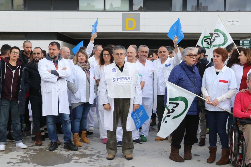 Manifestación a las puertas del hopsital de Ibiza