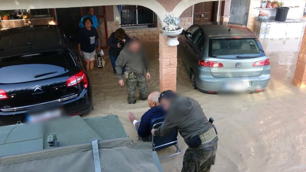 Imagen del despliegue militar en la Vega Baja para auxiliar a vecinos afectados por la gota fría.