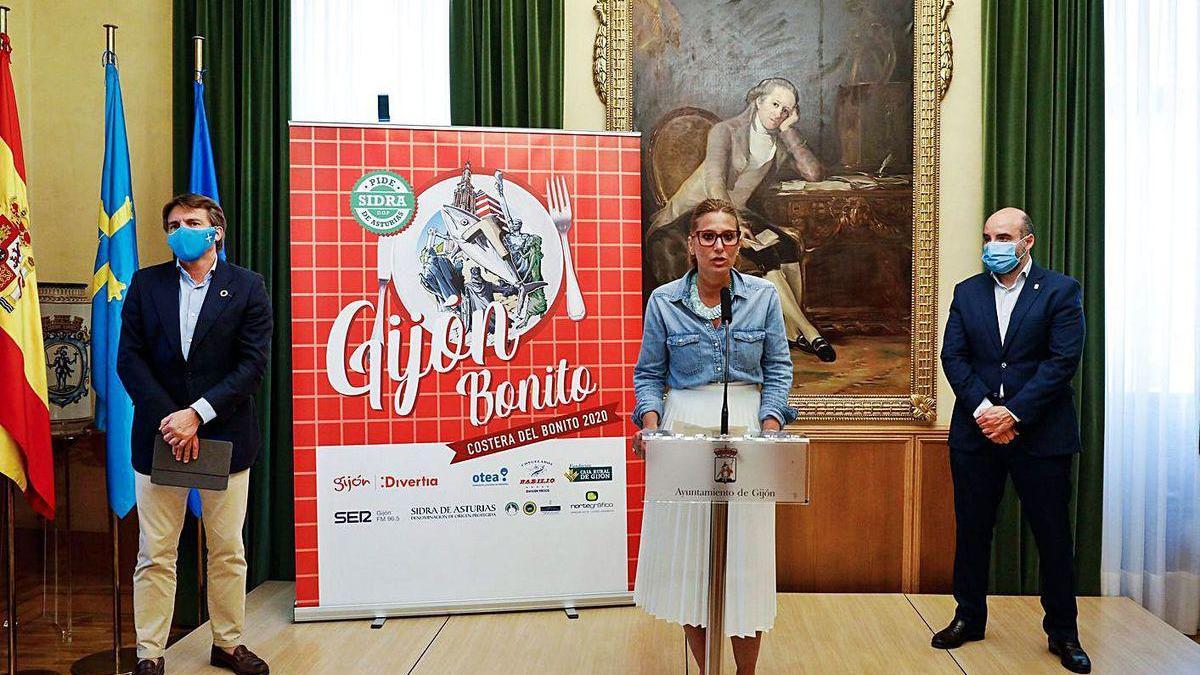 Por la izquierda, José Luis Álvarez Almeida, Lara Martínez y Santos Tejón, durante la presentación.