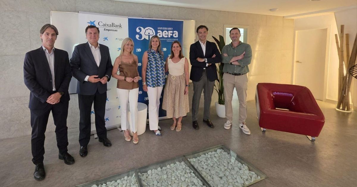 Foto de familia tras la firma del convenio de colaboración entre AEFA y Caixabank.