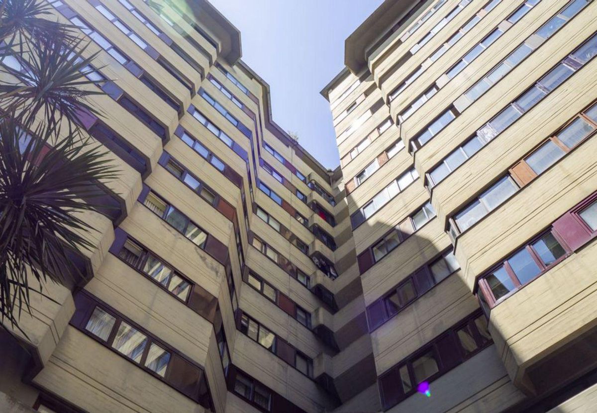 Cooperativa Alféreces Provisionales. José Ramón Miyar, 1975. Edificio de viviendas en el que destaca «un portal repleto de elementos expresivos de hormigón visto como los buzones, murales y escaleras».