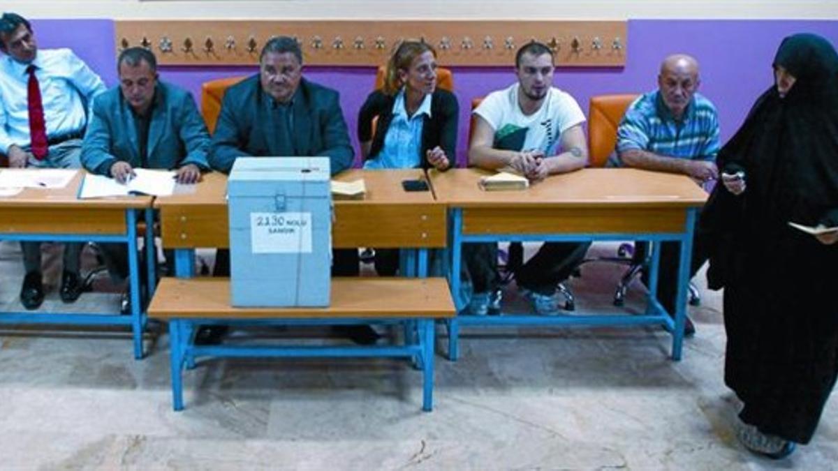 Una mujer se dispone a votar en un colegio electoral de Estambul, el domingo.