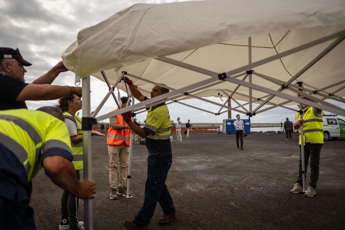 Preparativos en el puerto de Granadilla, en el sur de Tenerife, ante la llegada del crucero 'Hondius', afectado por hantavirus