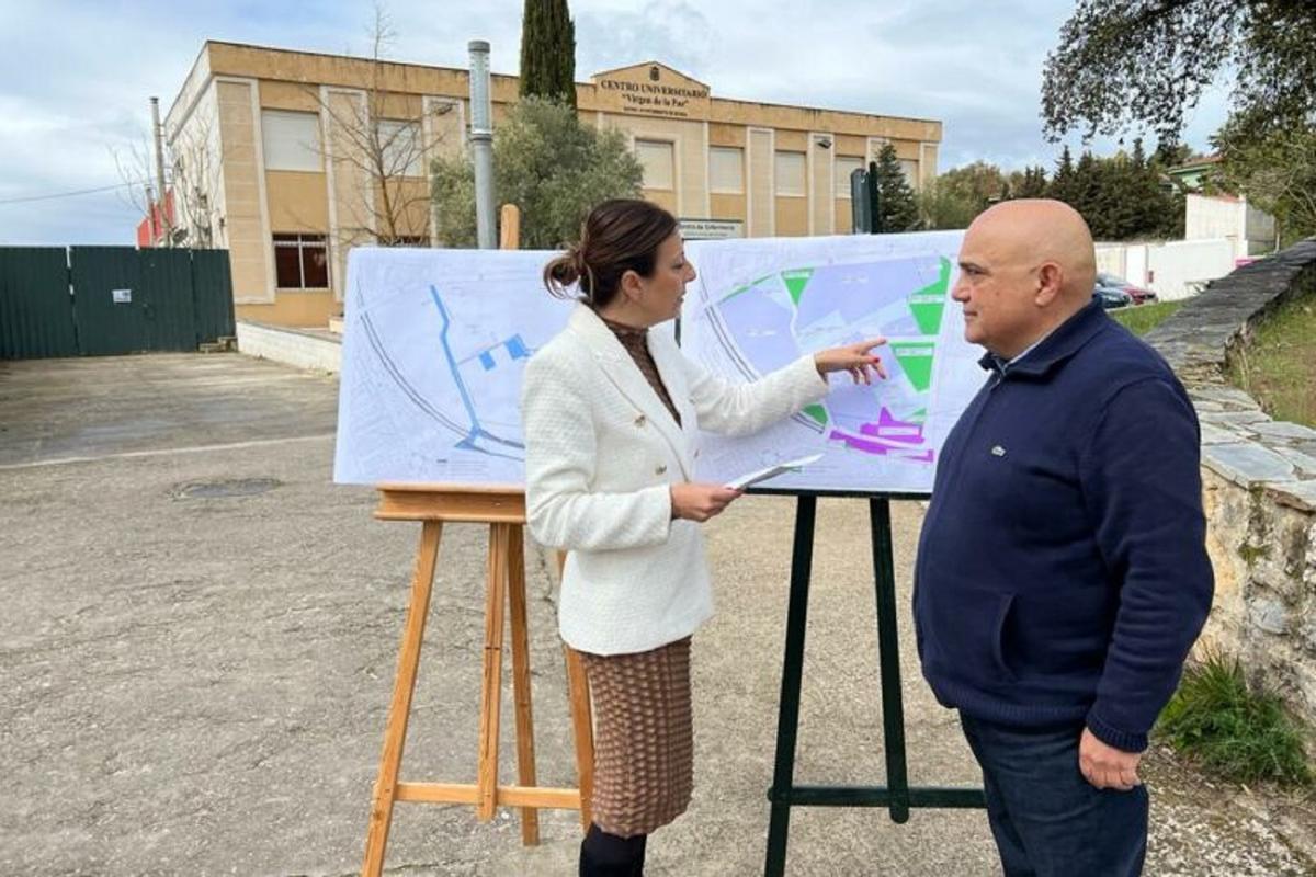 La alcaldesa María de la Paz Fernández y el edil Jesús Vázquez supervisan el desarrollo del área de El Fuerte.