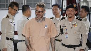 Artur Segarra (centro), a su llegada al Tribunal Criminal de Tailandia, el 4 de mayo, en Bangkok.