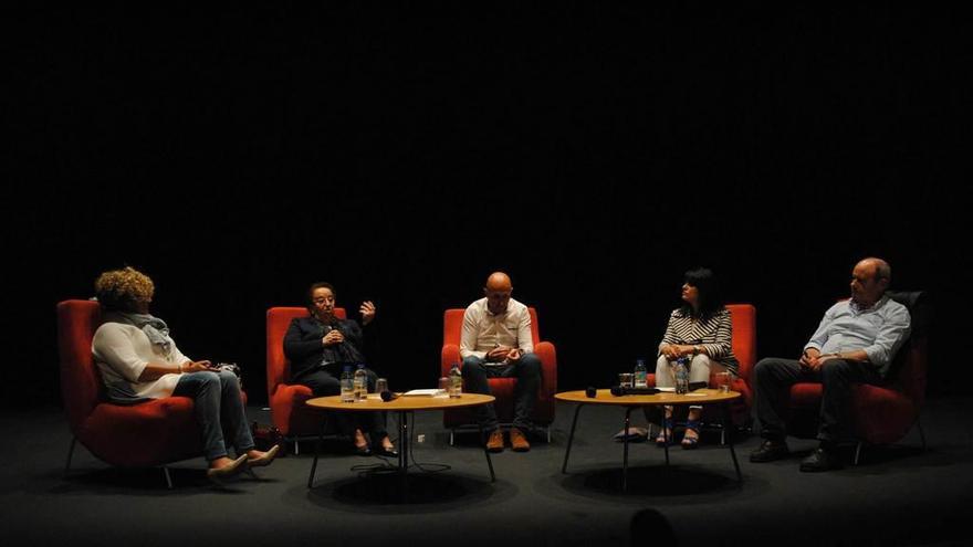 Pilar Villanueva, Amor Sánchez, Manuel Noval, Manoli Sánchez y Nacho Fonseca, en el auditorio.