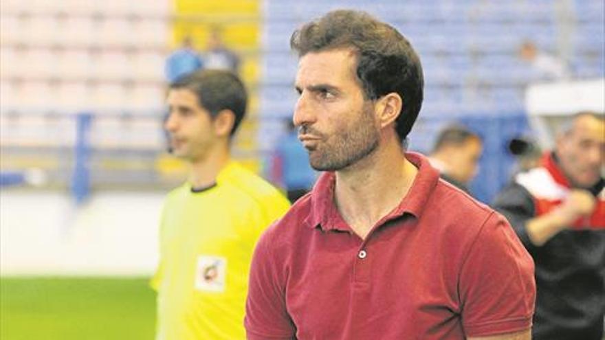 Juan Velasco, entrenador del Extremadura UD: «Ahora depende de nosotros que  la afición nos siga dando su apoyo»