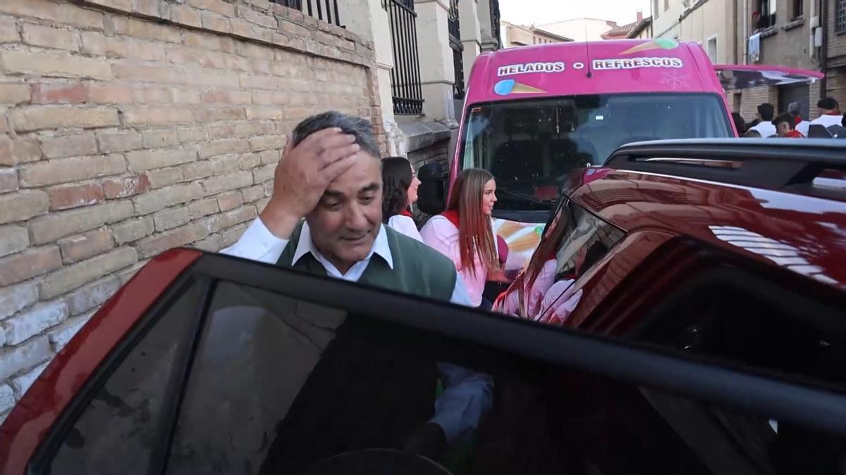 Jesulín de Ubrique hace saltar las alarma al ser pillado con una fan en su regreso a los ruedos: "Qué guapo eres"