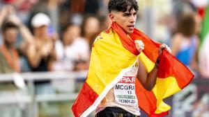 Paul McGrath celebra su medalla de plata en el Europeo de atletismo de Roma.